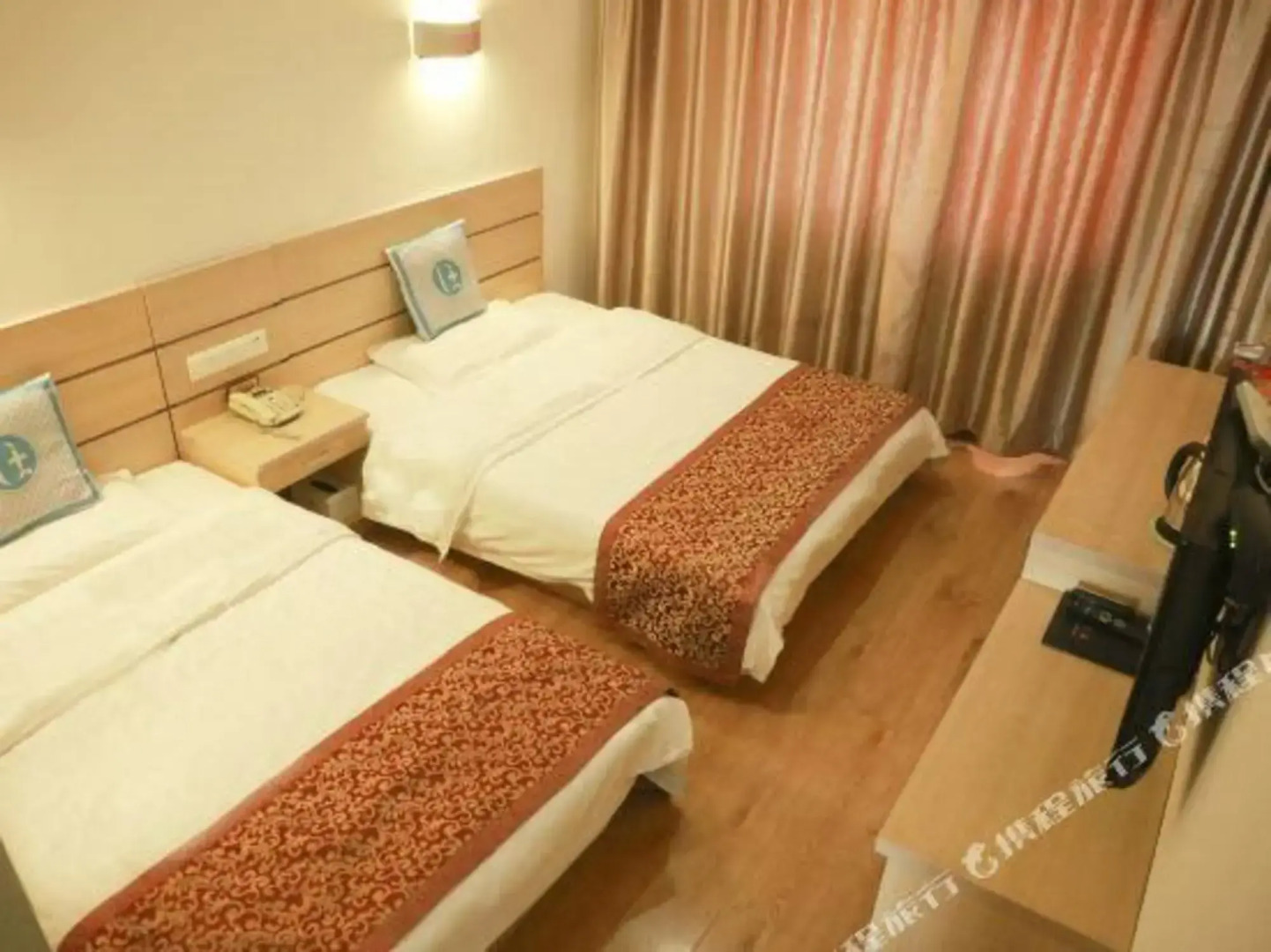 Yijialong Express Hotel (Zhangjiakou South Railway Station Construction Engineering College Store)