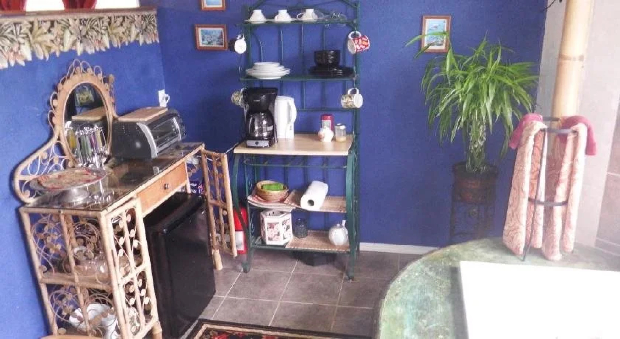 Aloha Crater Lodge and Lava Tube