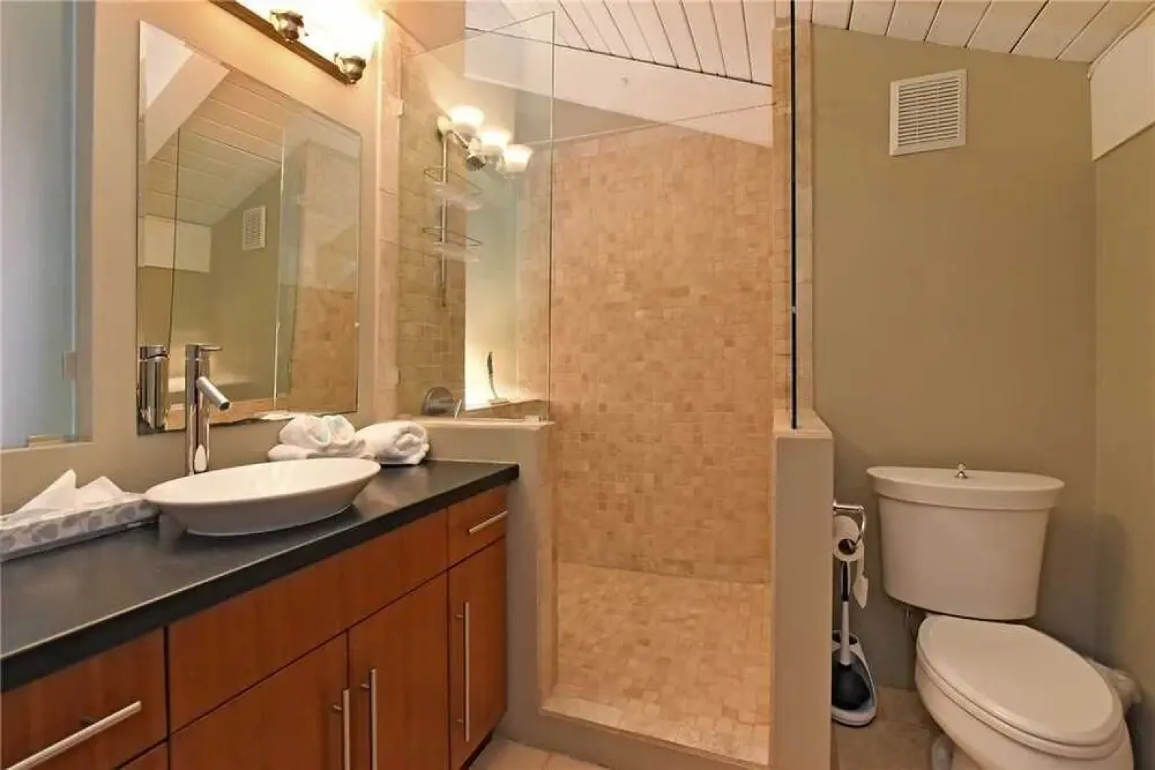 Papakea #C404 - 3 Br condo by RedAwning