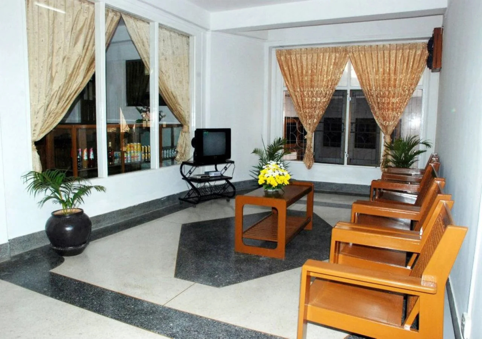Naung Tong Hotel