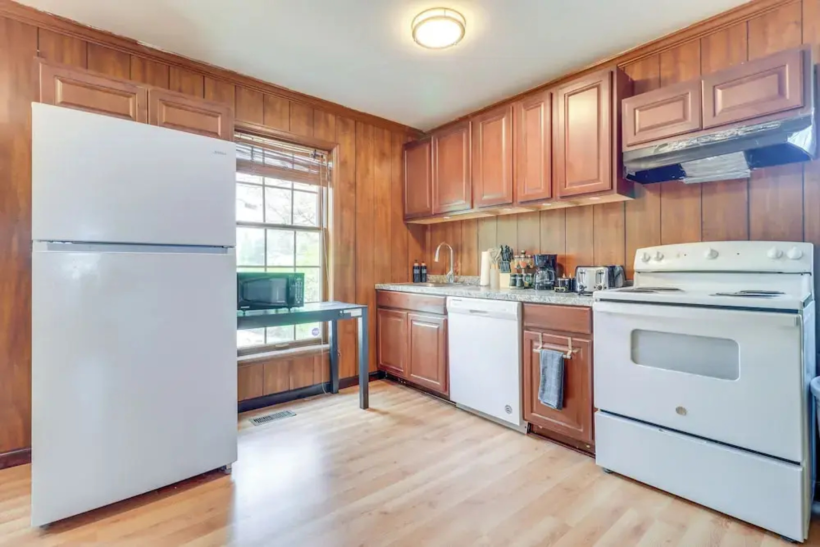 7 Mi to Downtown Toledo: Cozy Apartment