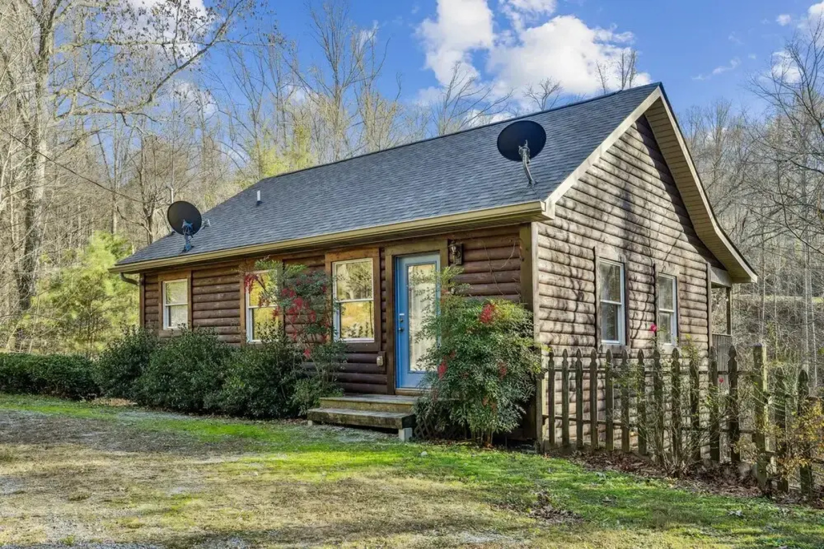 Private Golden Fox Cabin with Grill and Firepit by Redawning