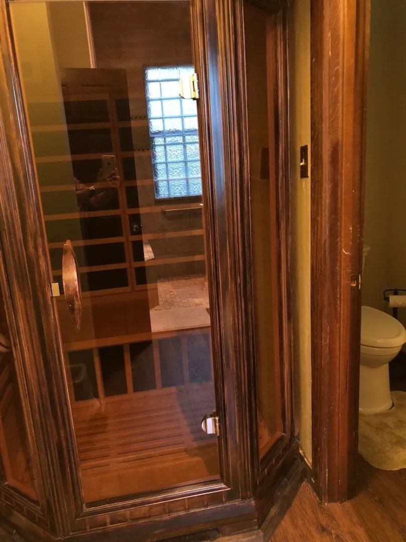 Twelve Oaks Hill Country Inn