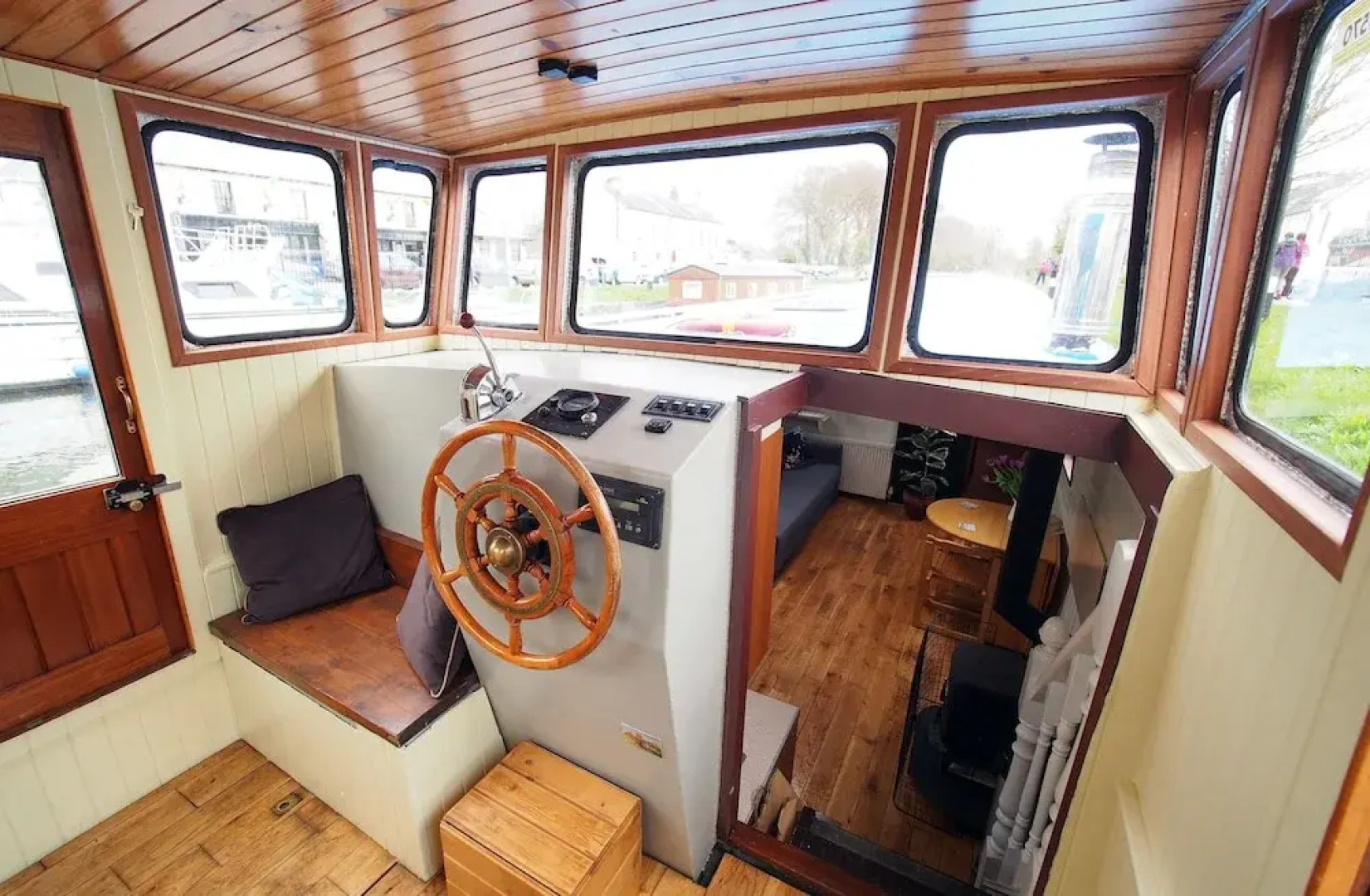 Roisin Dubh Houseboat