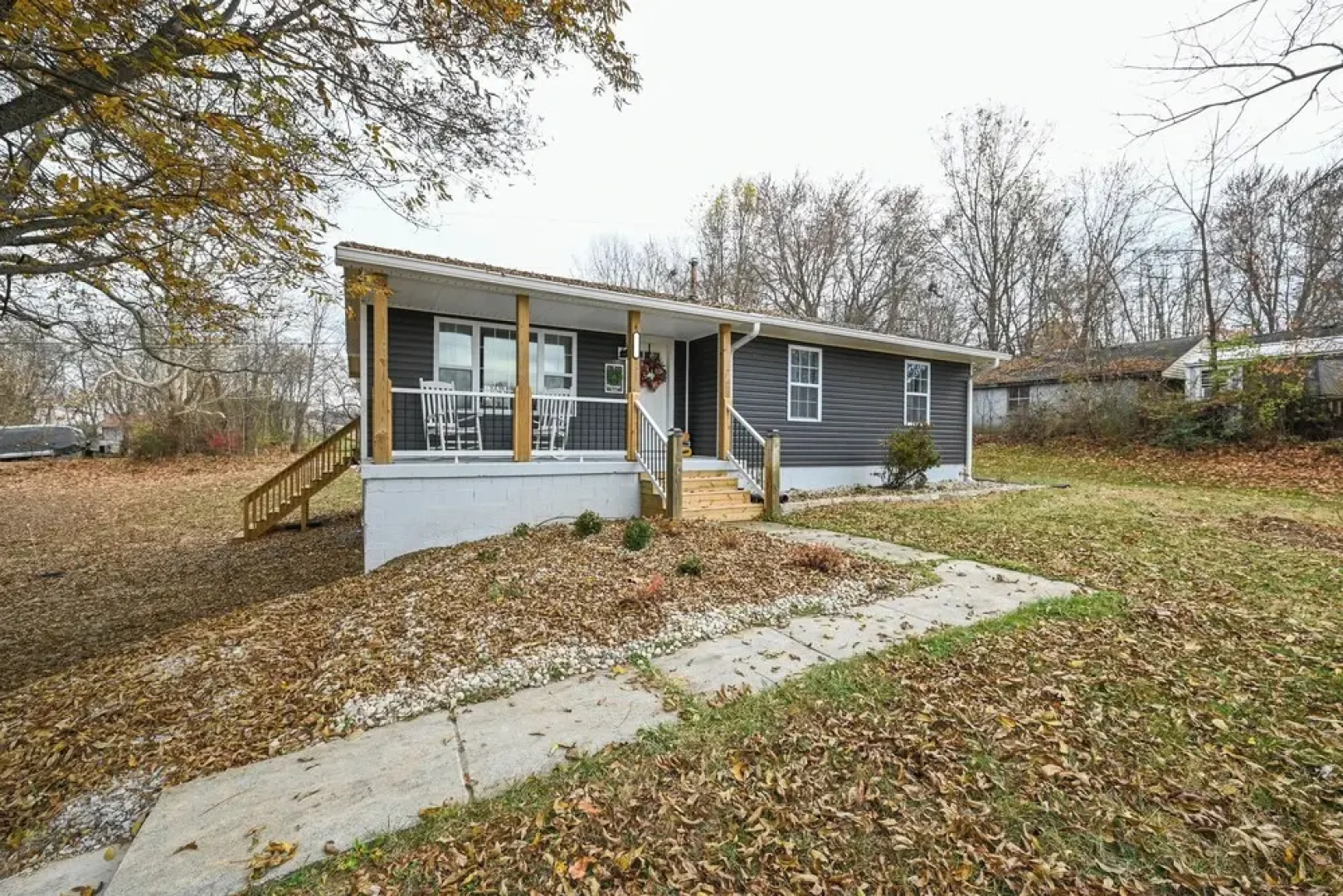 Vine Grove Home w/ Deck, 4 Mi to Saunders Springs!
