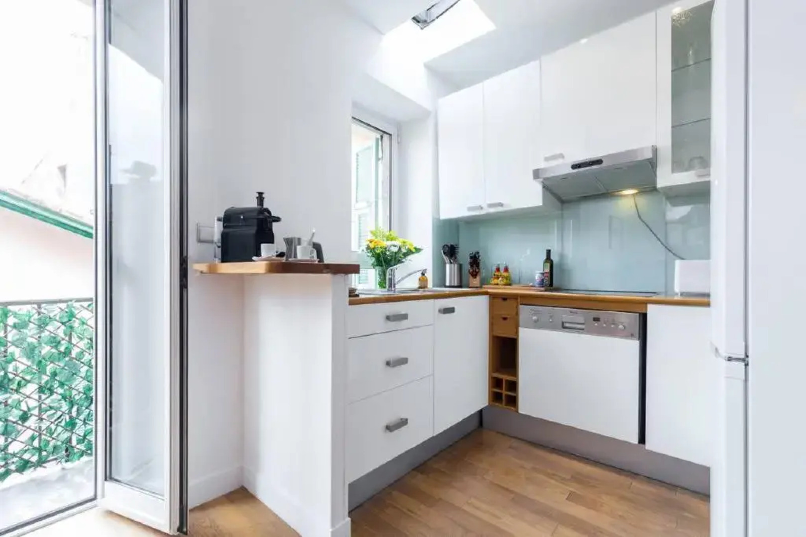 ★ Quiet Old Town Apt with AC, 5min Walk to Beach ★