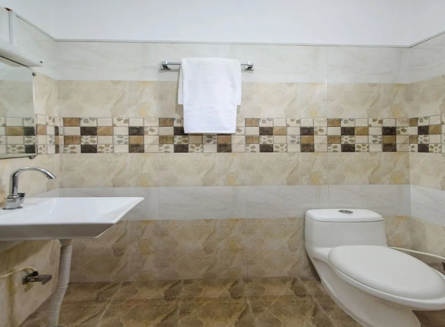 OYO 18262 Hotel White Tulip