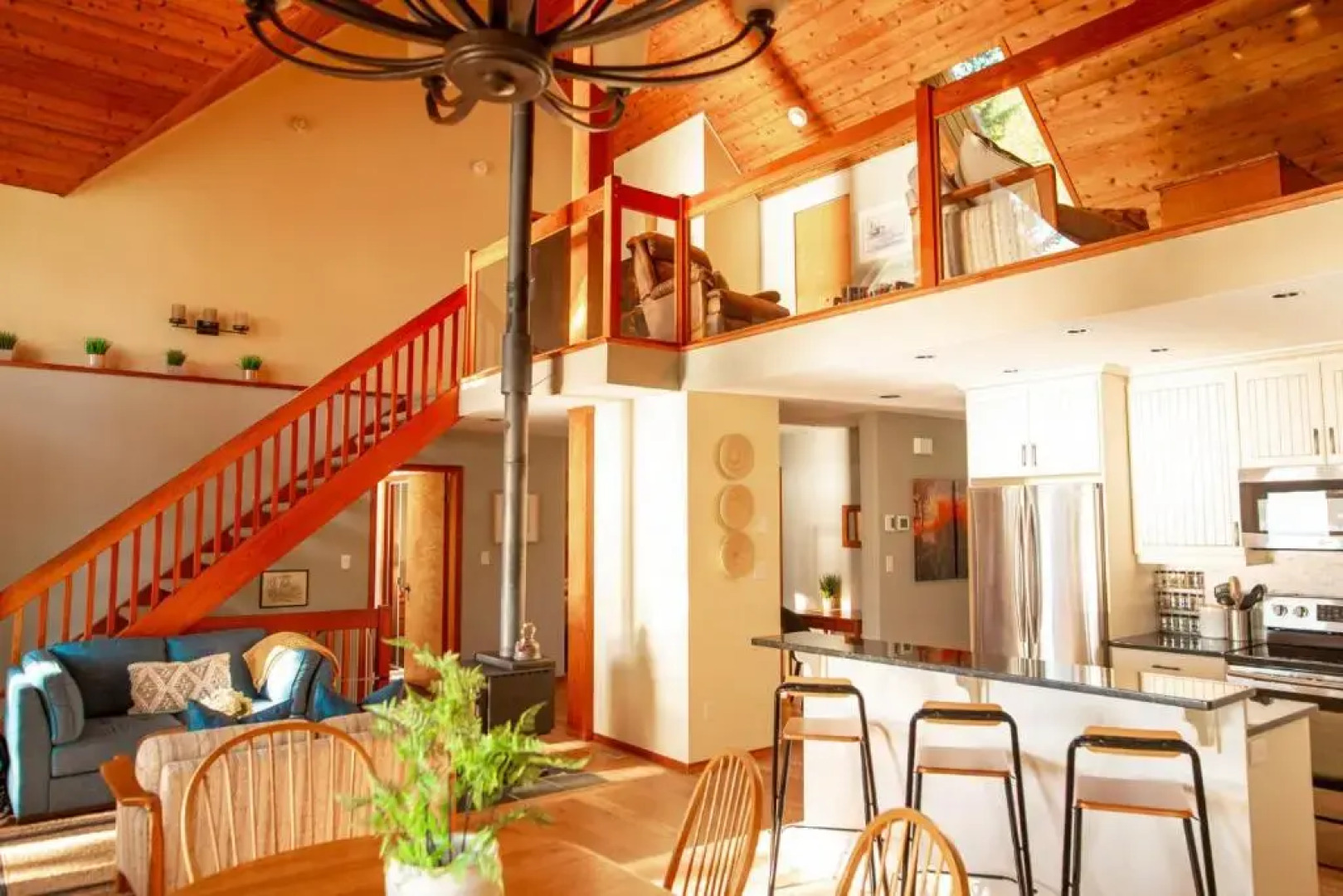 The Overlook, Luxury Lakeside Home with Dock