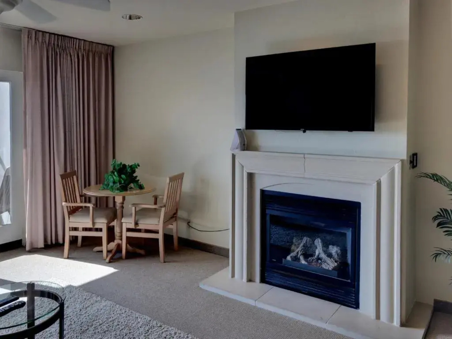 Beach House Inn & Suites