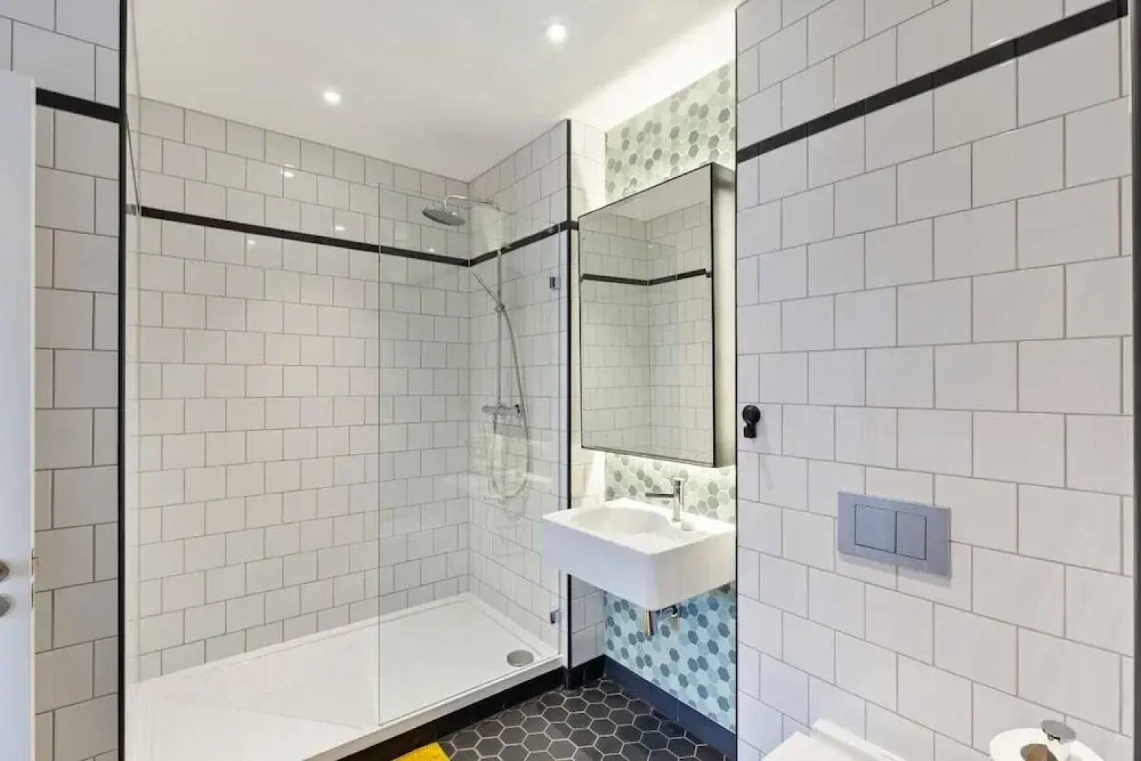 Stunning Studio With Decorated Interior in Poplar