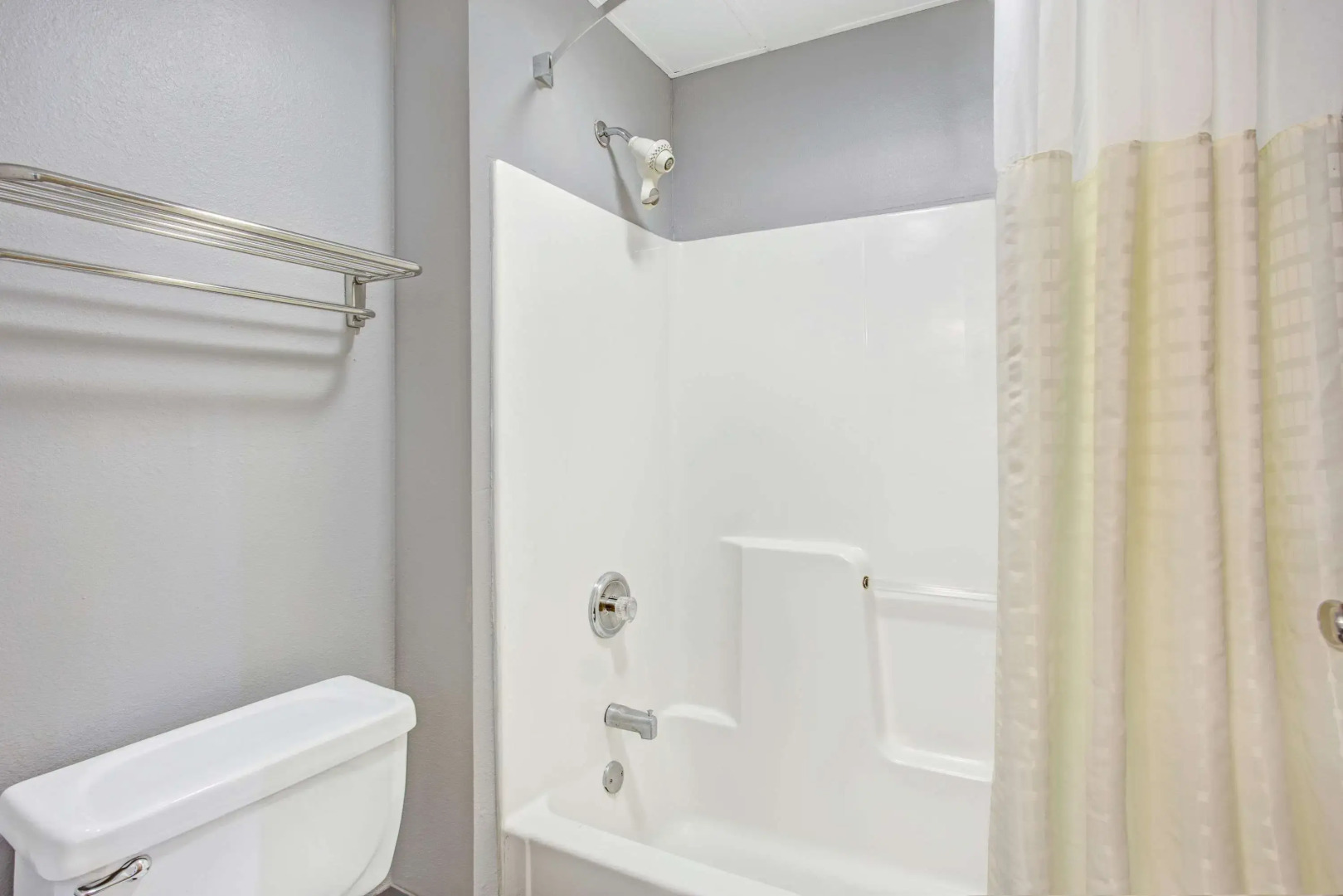 Days Inn by Wyndham Great Lakes Naval Base