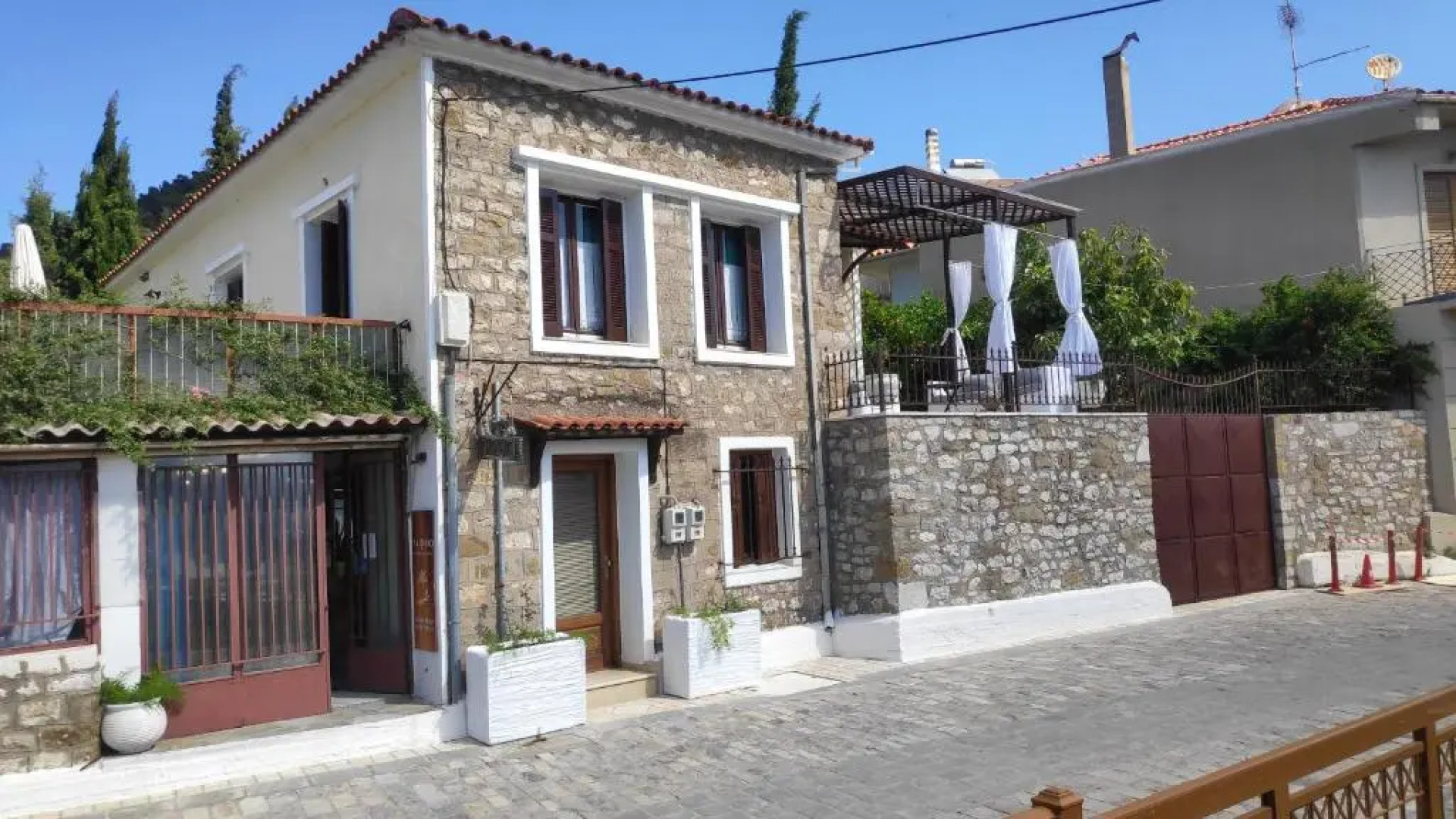 Naupactus unique harbor apartment in a stone house!