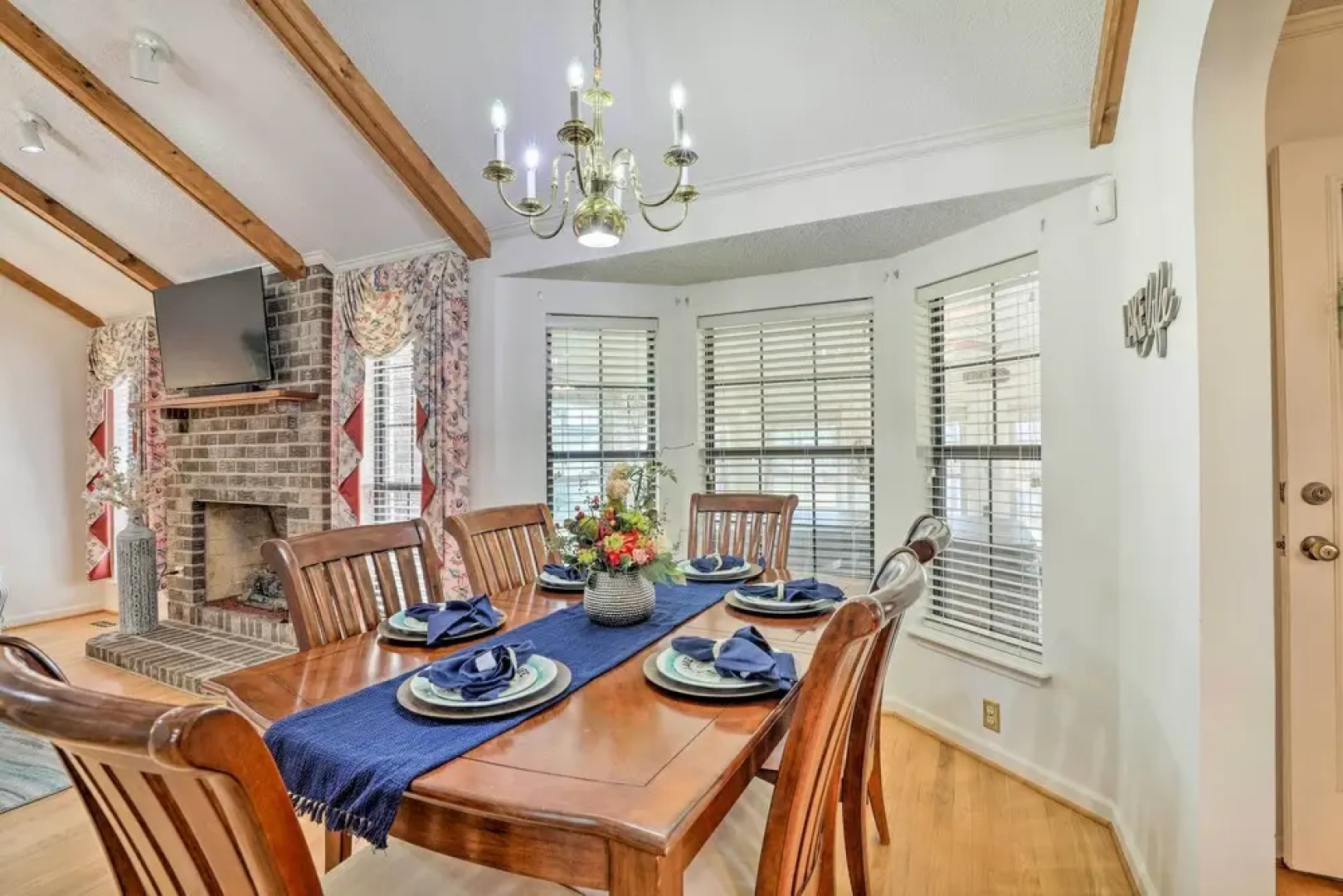 Lakeside Happiness: Home on Lake Moultrie!