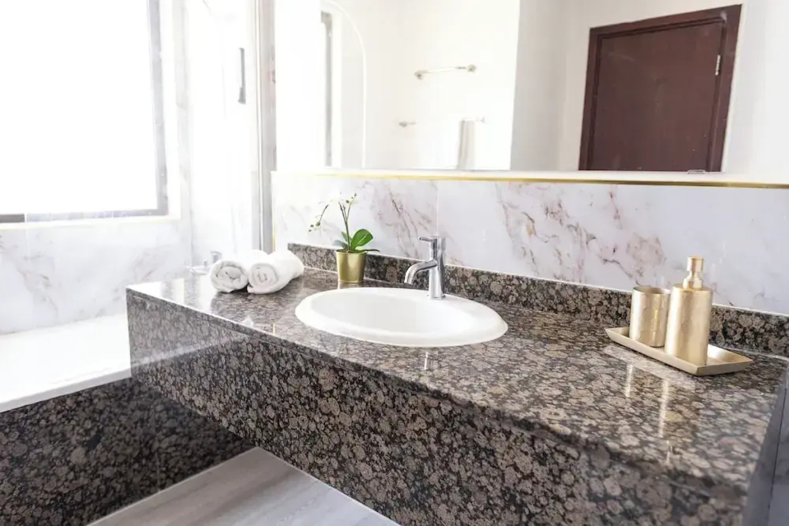 HAPPY SEASON I Amwaj apartment