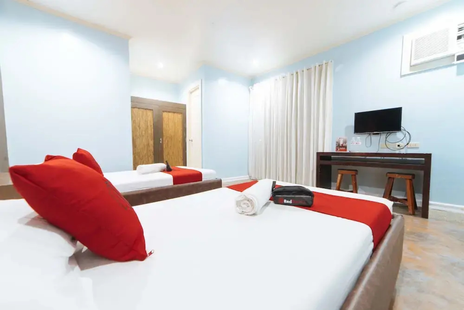 RedDoorz @ N Roldan Street
