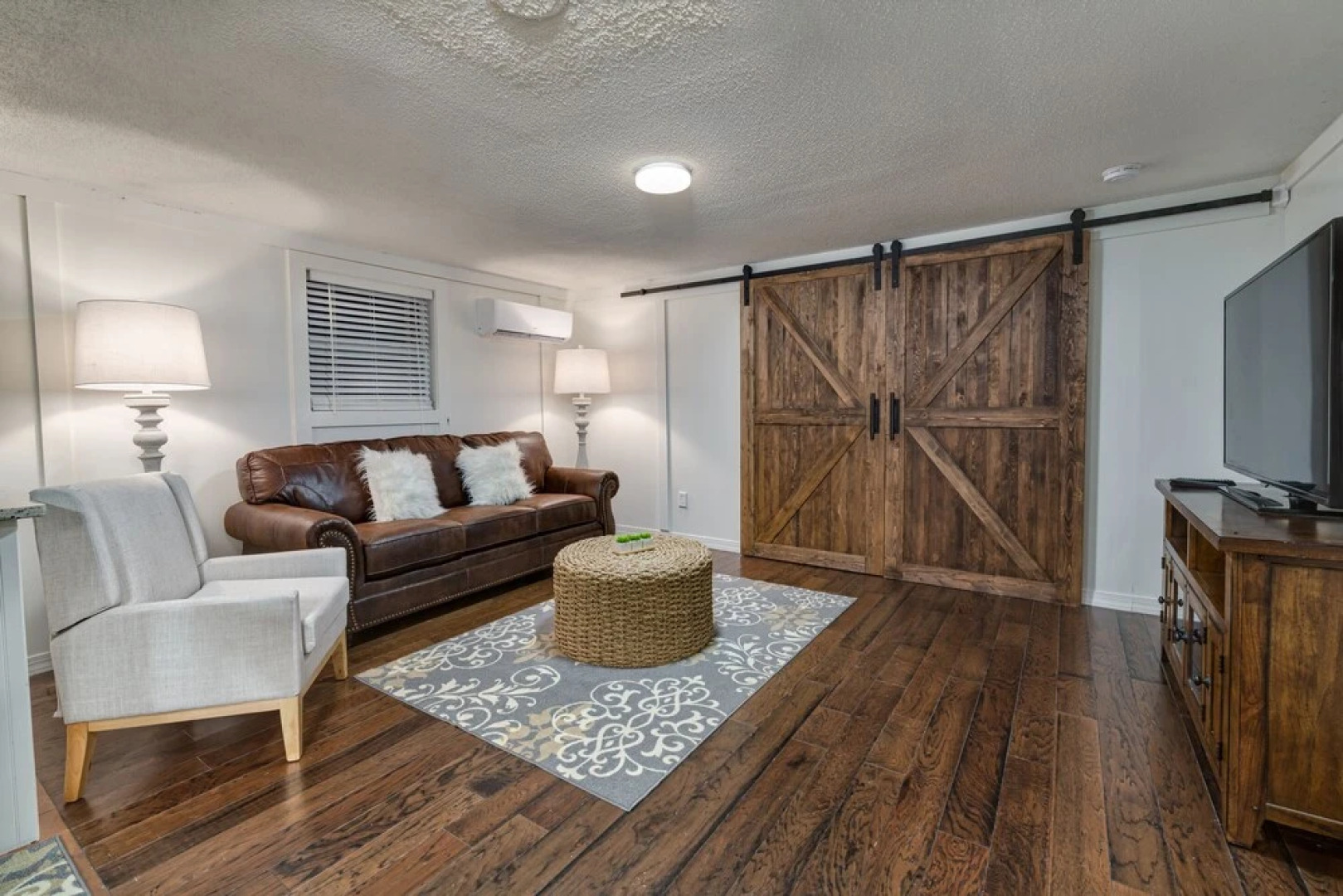 Mountain Modern Getaway Hot Tub and Arcade Games