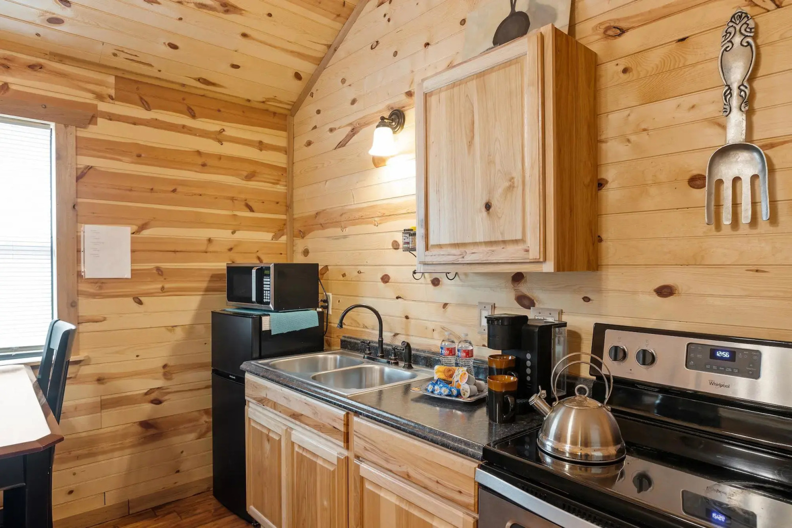 Hr 4 - The Sunflower Cottage 1 Bedroom Cabin by RedAwning