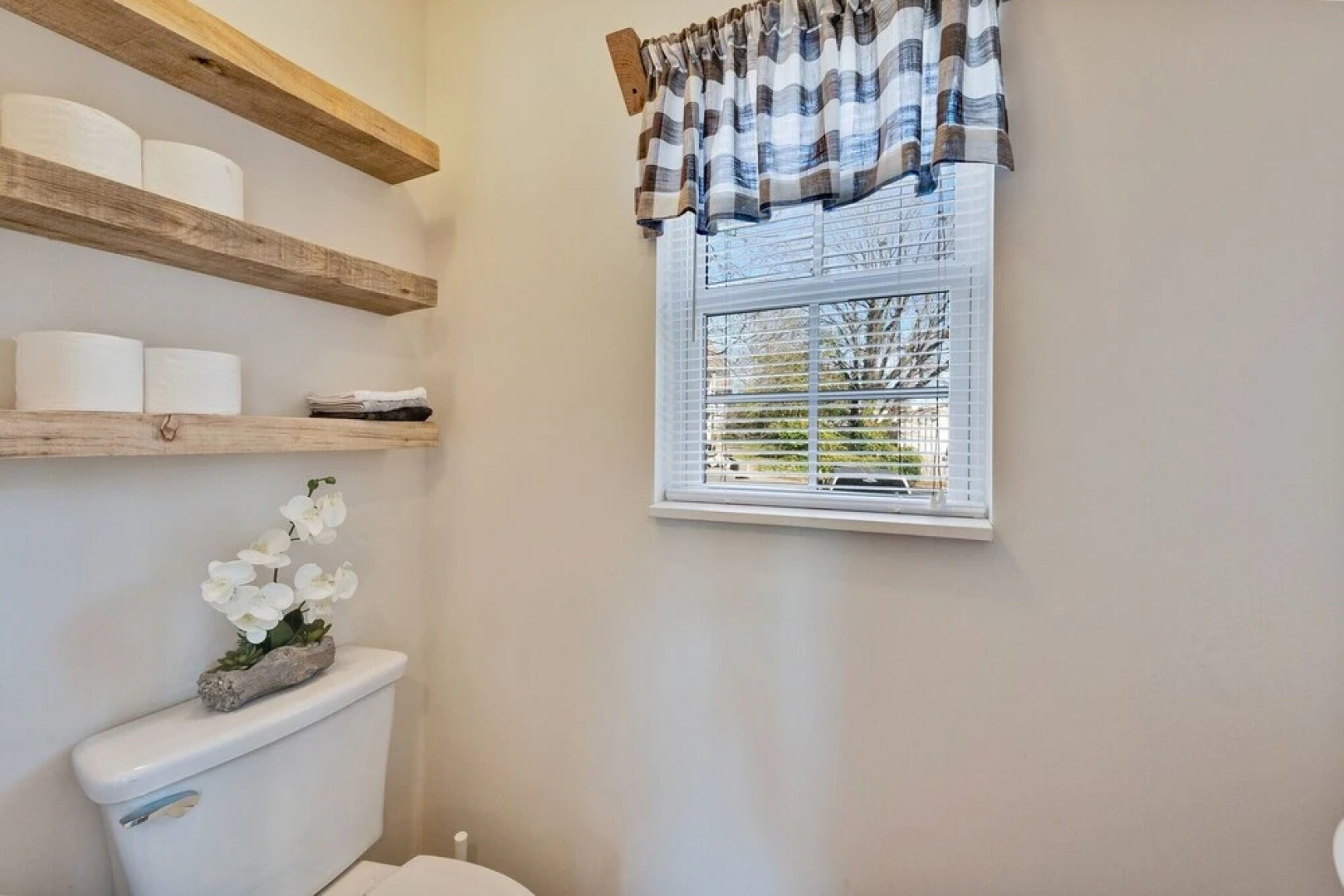 The Holly House In Downtown Demorest 2 Bedroom Home by Redawning