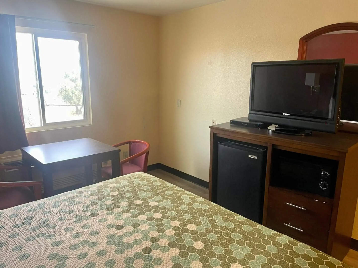 Econo Lodge Inn & Suites