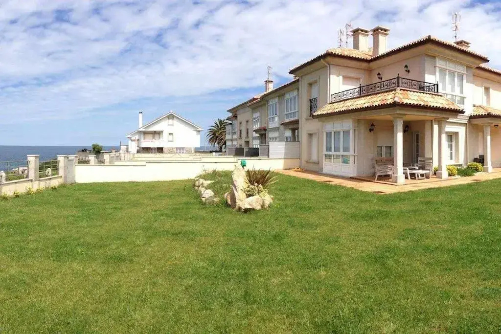 Chalet Pareado con Jardin en 1ª Linea de Mar