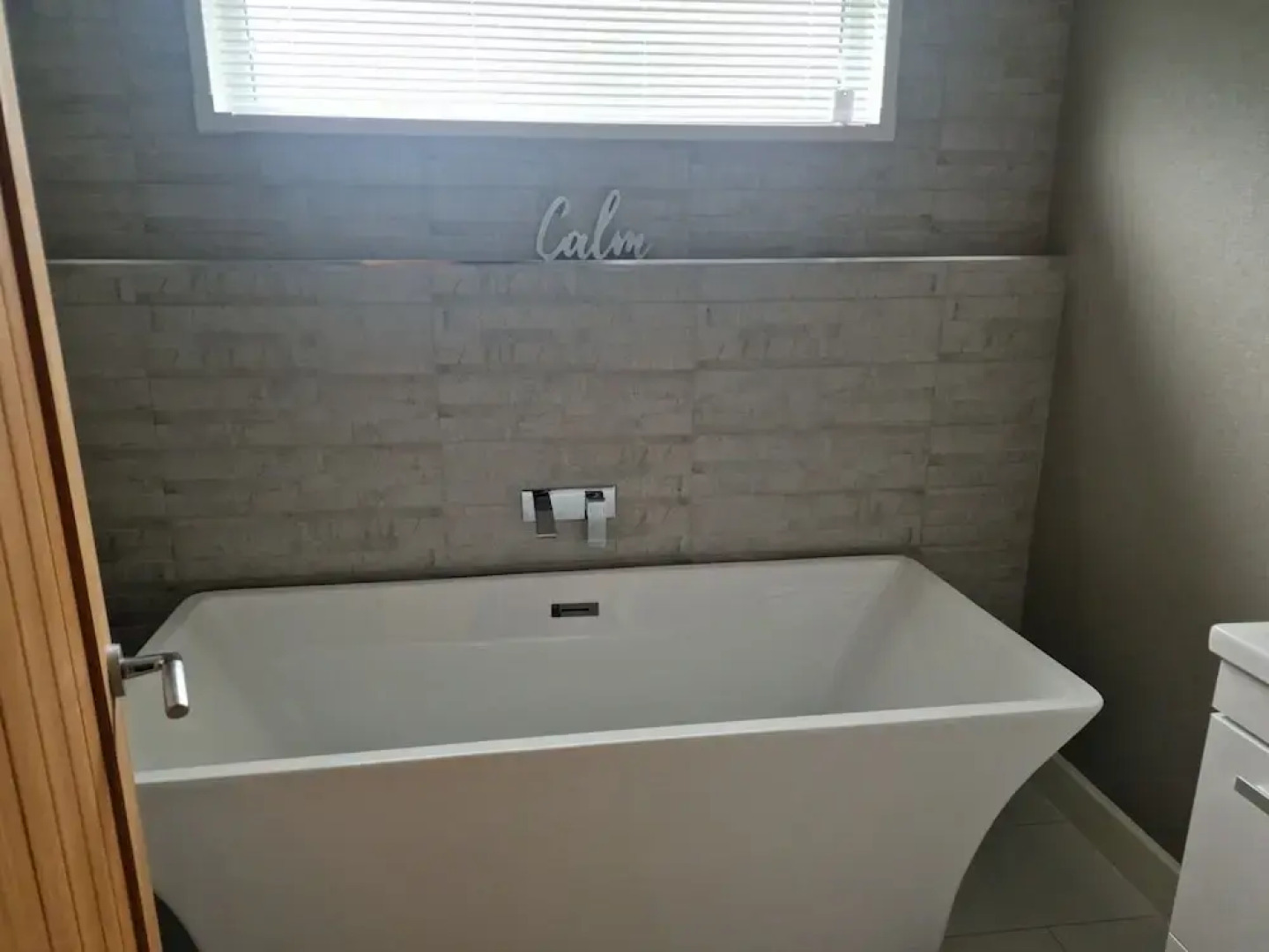 Luxury Lodge - Sleeps 4, hot tub & Parking