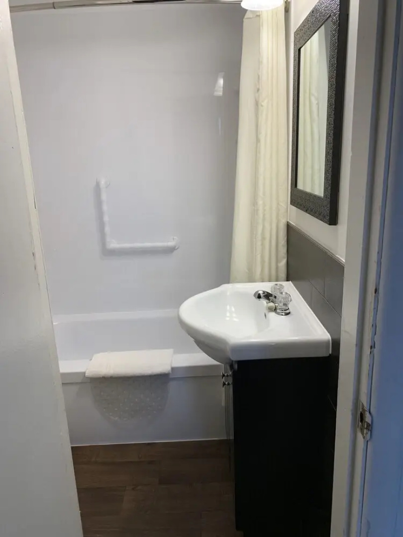 The Lionstone Inn Motel and Cottages