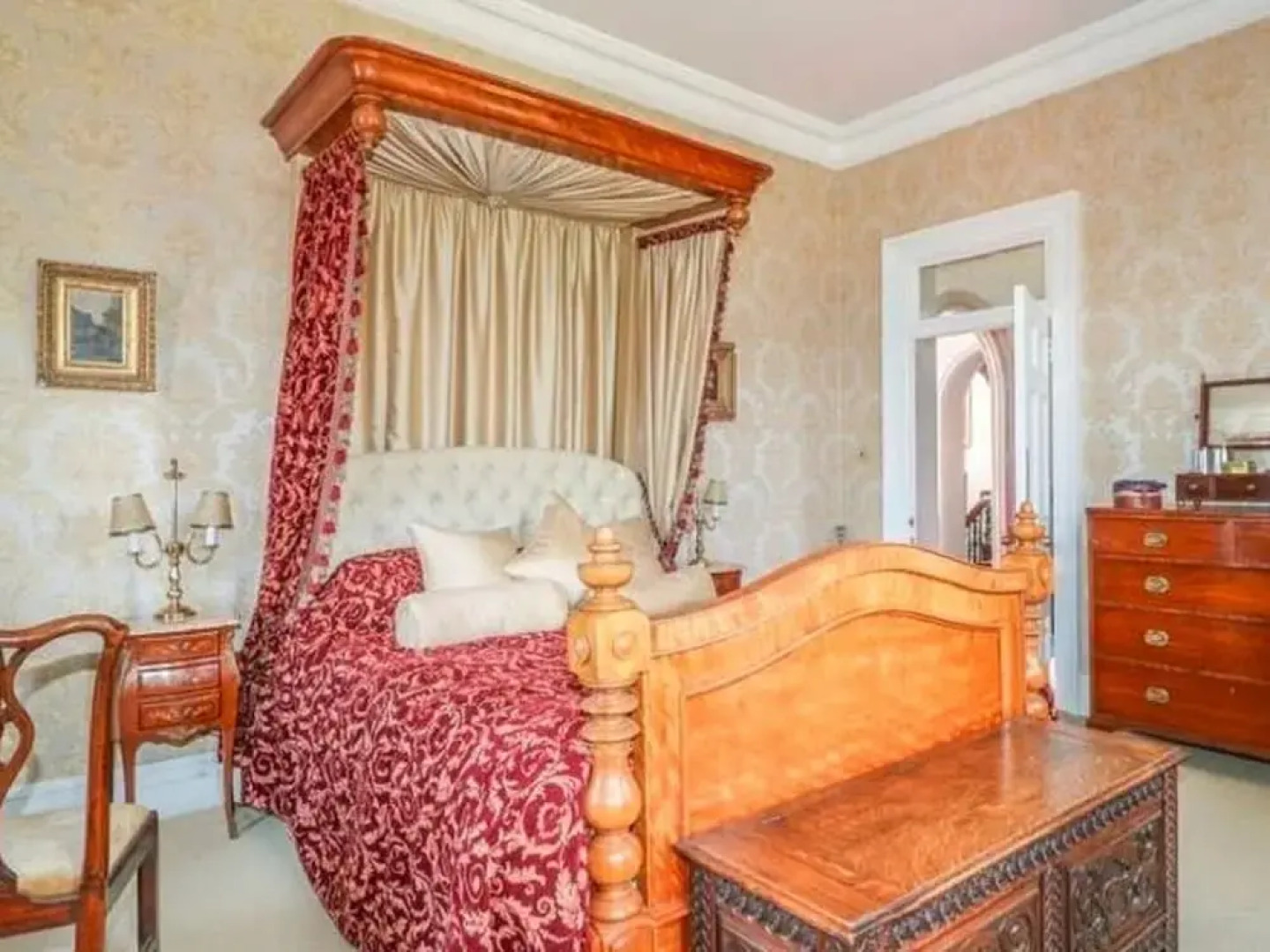 Lavish Holiday Home in Worcestershire With Jacuzzi