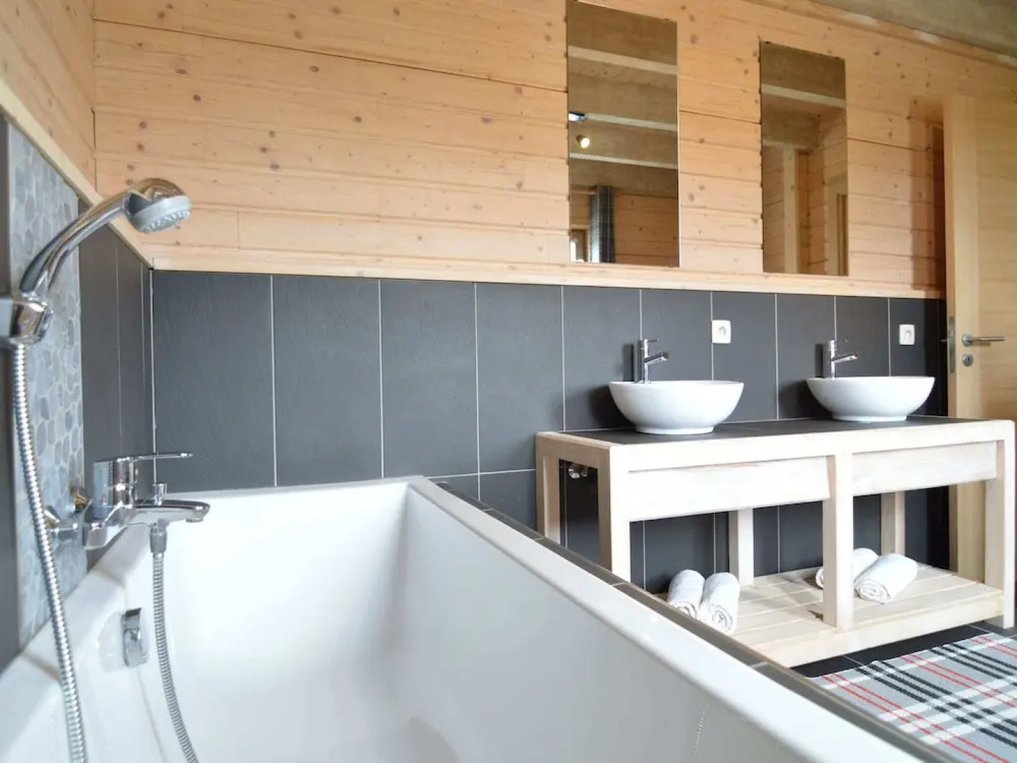 Cozy Chalet in Septon with Sauna and Jacuzzi