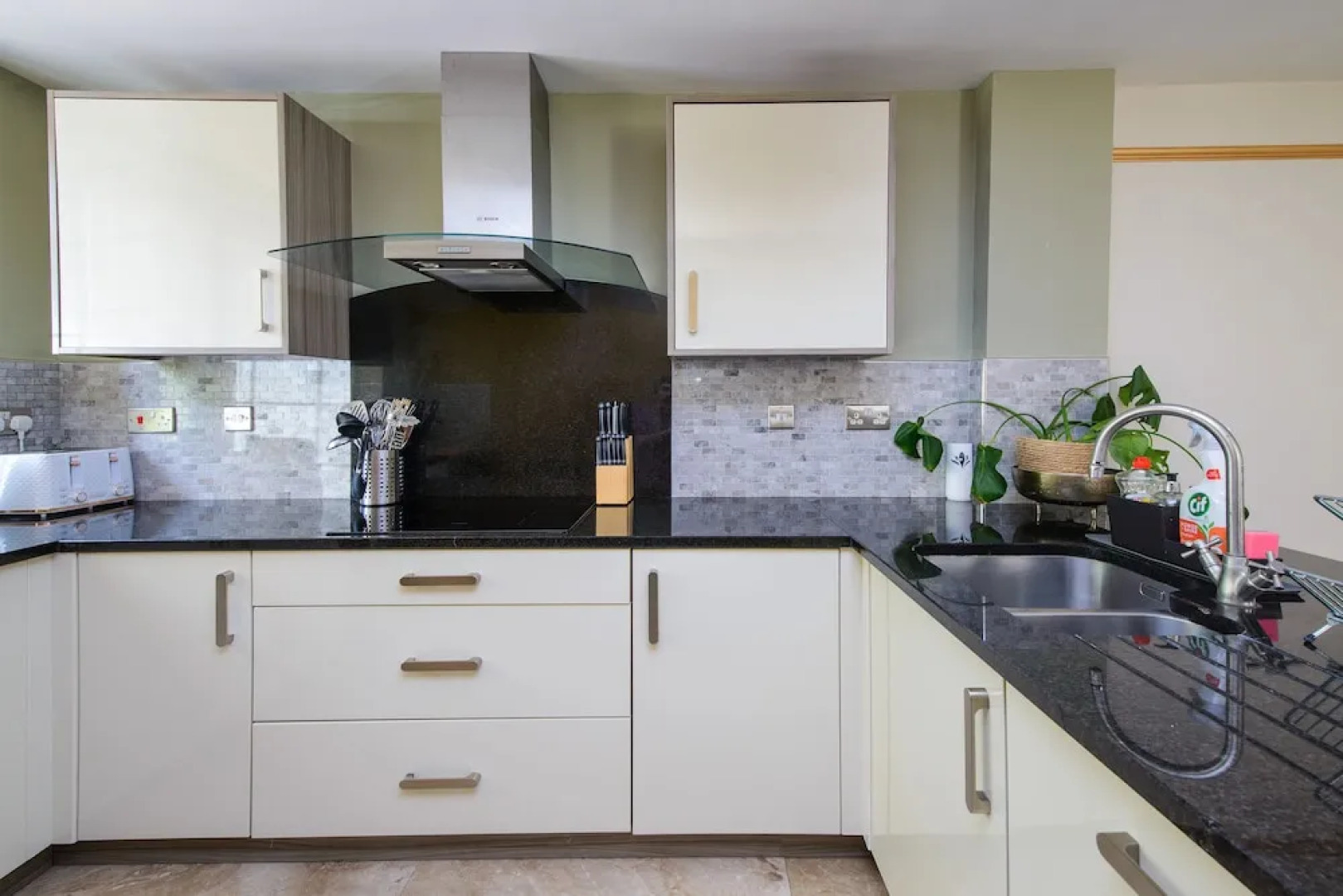 Deluxe 2/3 Bed Hottub Skytv