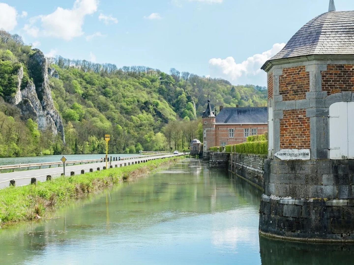 Chalet With Sauna, Fenced Garden and Beautiful Views near Dinant