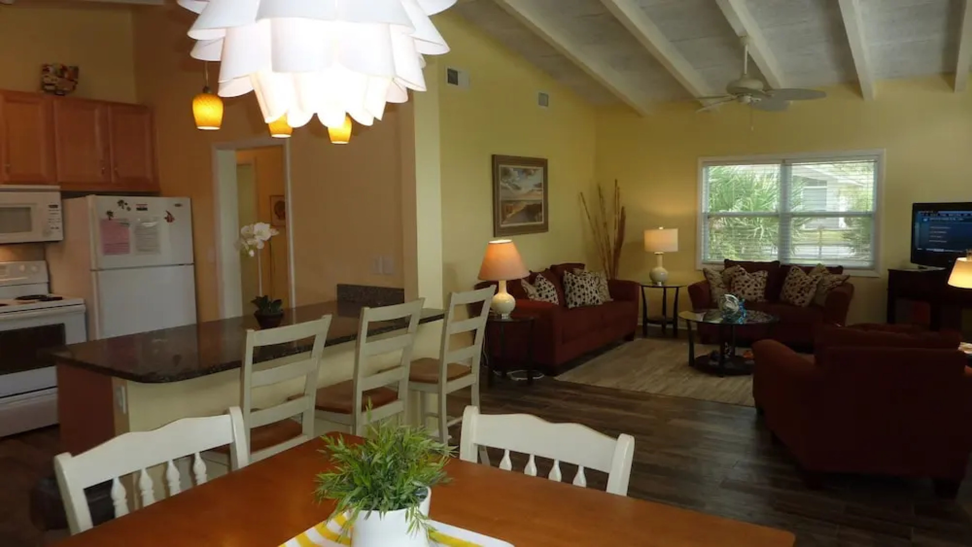 Mellow Yellow - 3 Br Home