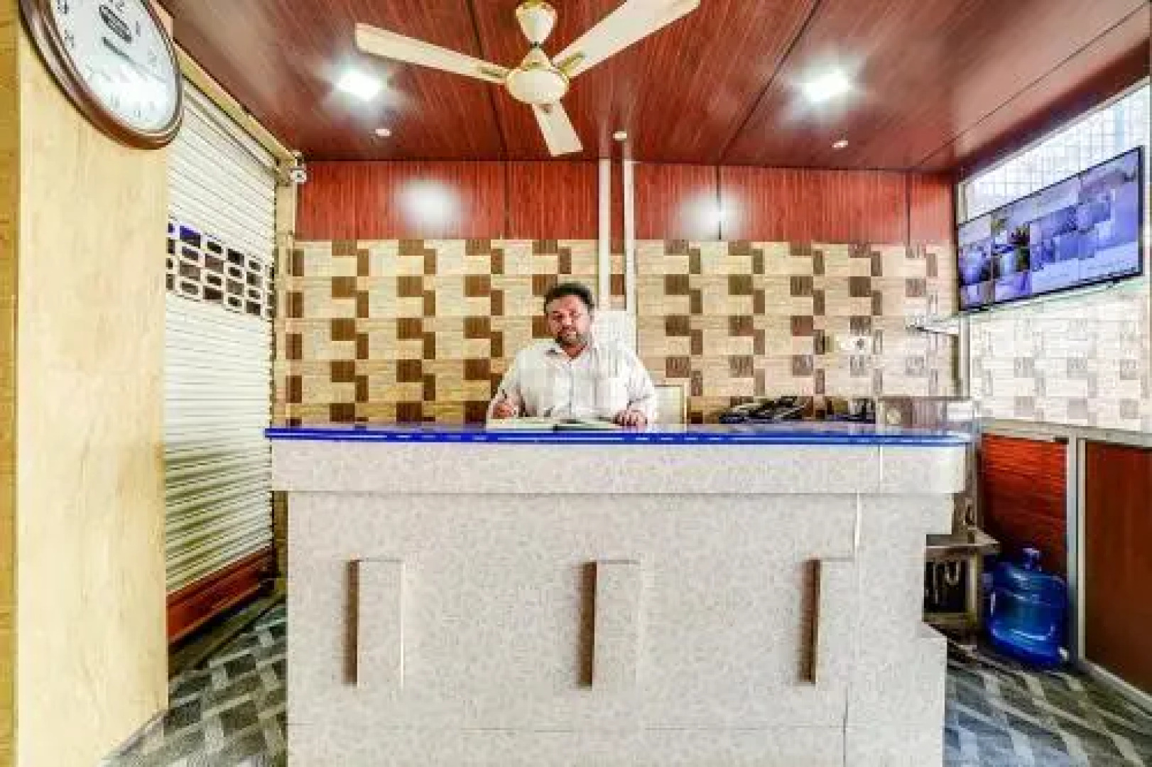 OYO 65103 Hashmi Residency