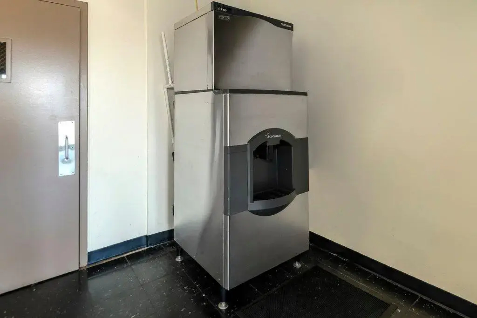 Red Roof Inn & Suites Newburgh – Stewart Airport/ West Point