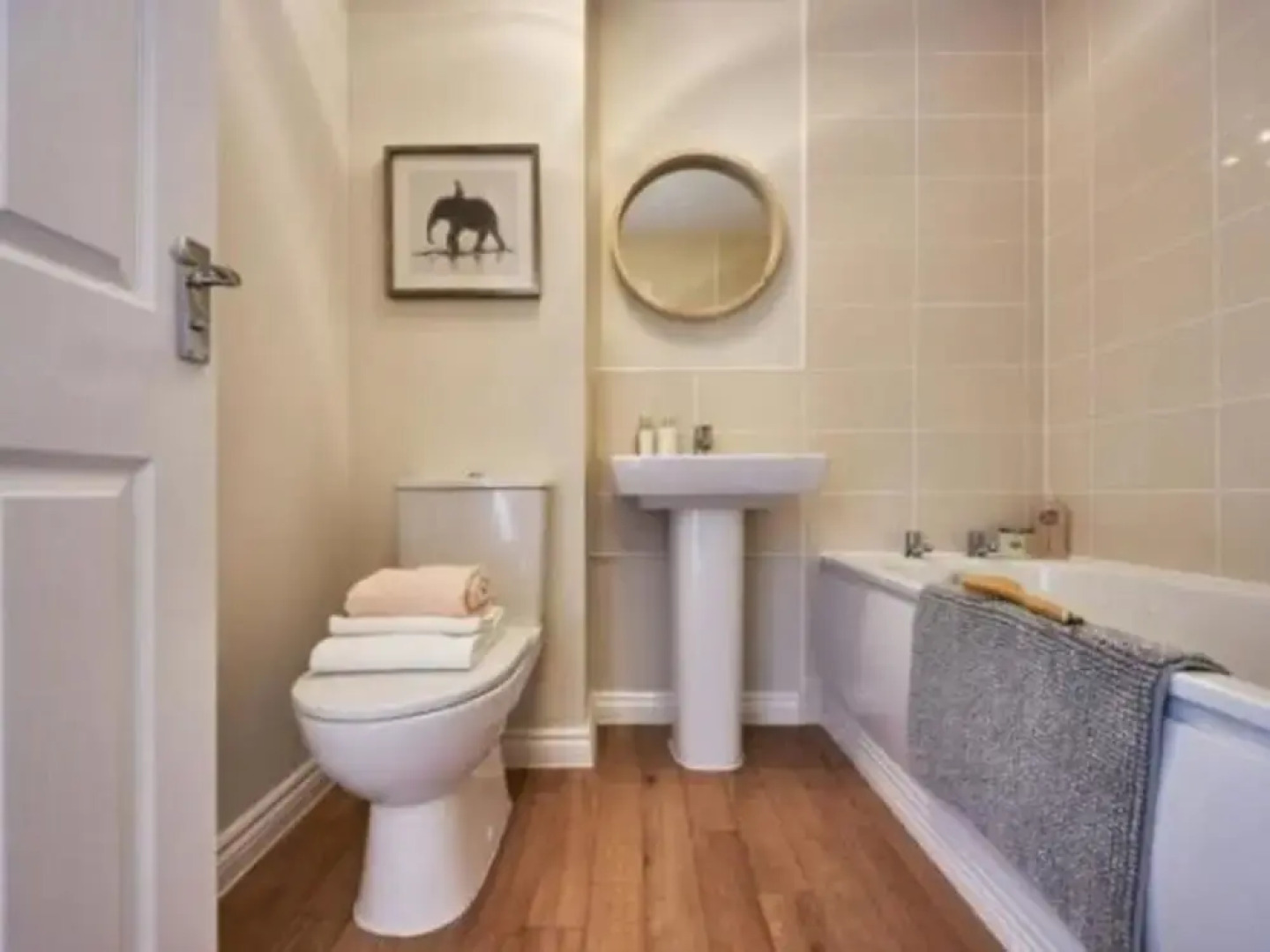 Room in Guest Room - Double Room, Full Kitchen, Smart TV, Shared Bathroom in 3-bed Home