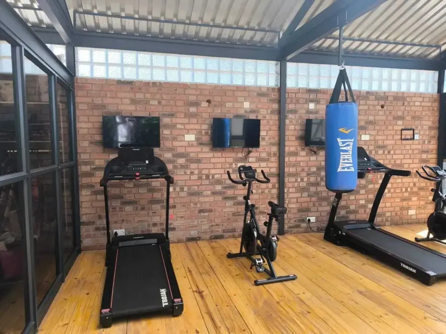 Room in Lodge - Luxury Suite in Zambezi Boutique Lodge 2, Free 4x4 Town Tour