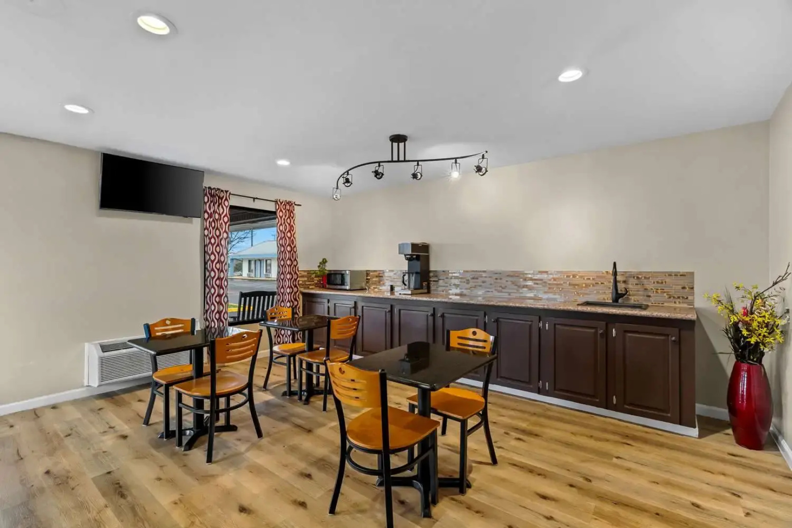 Rodeway Inn & Suites