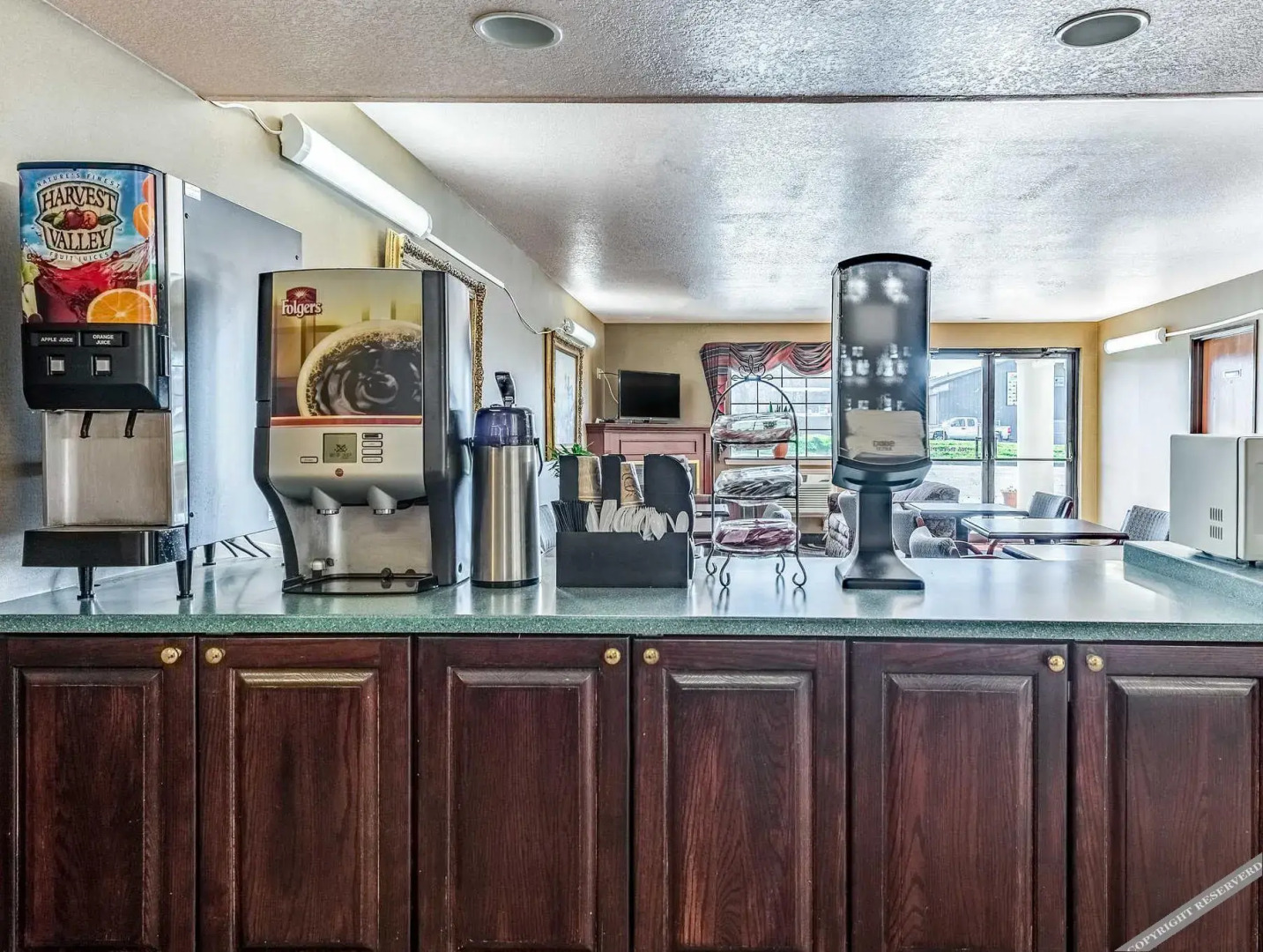 Econo Lodge Inn & Suites