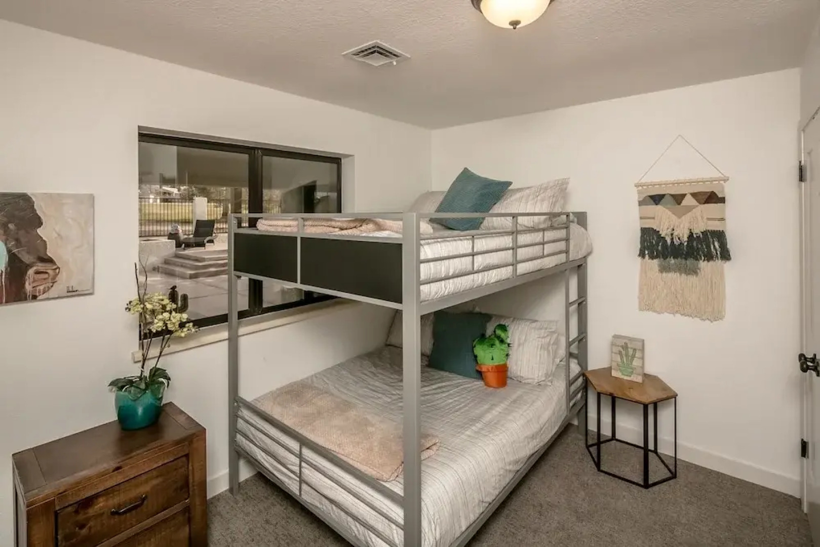 690 Avenida Laredo