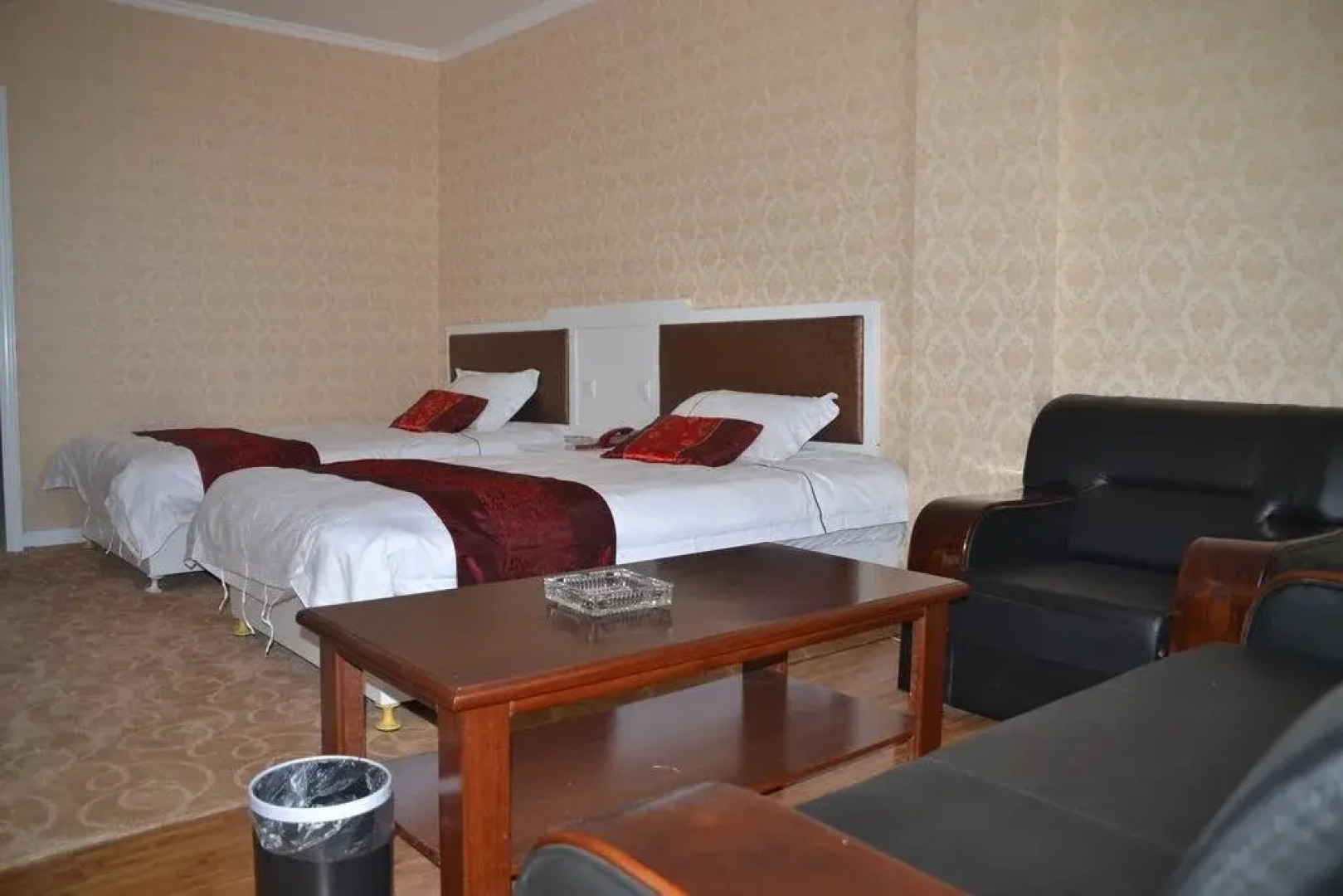 Yining Huarui Business Hotel