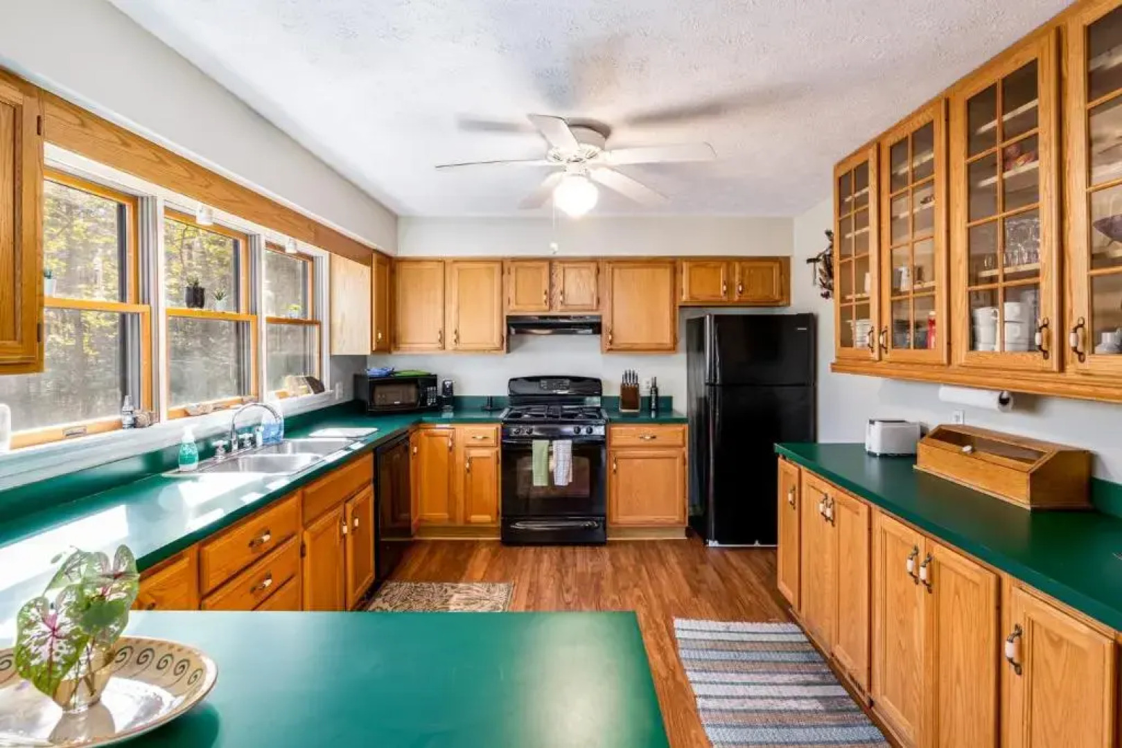 Private Creek, Hot Tub, Huge Deck at Chalet Cabin