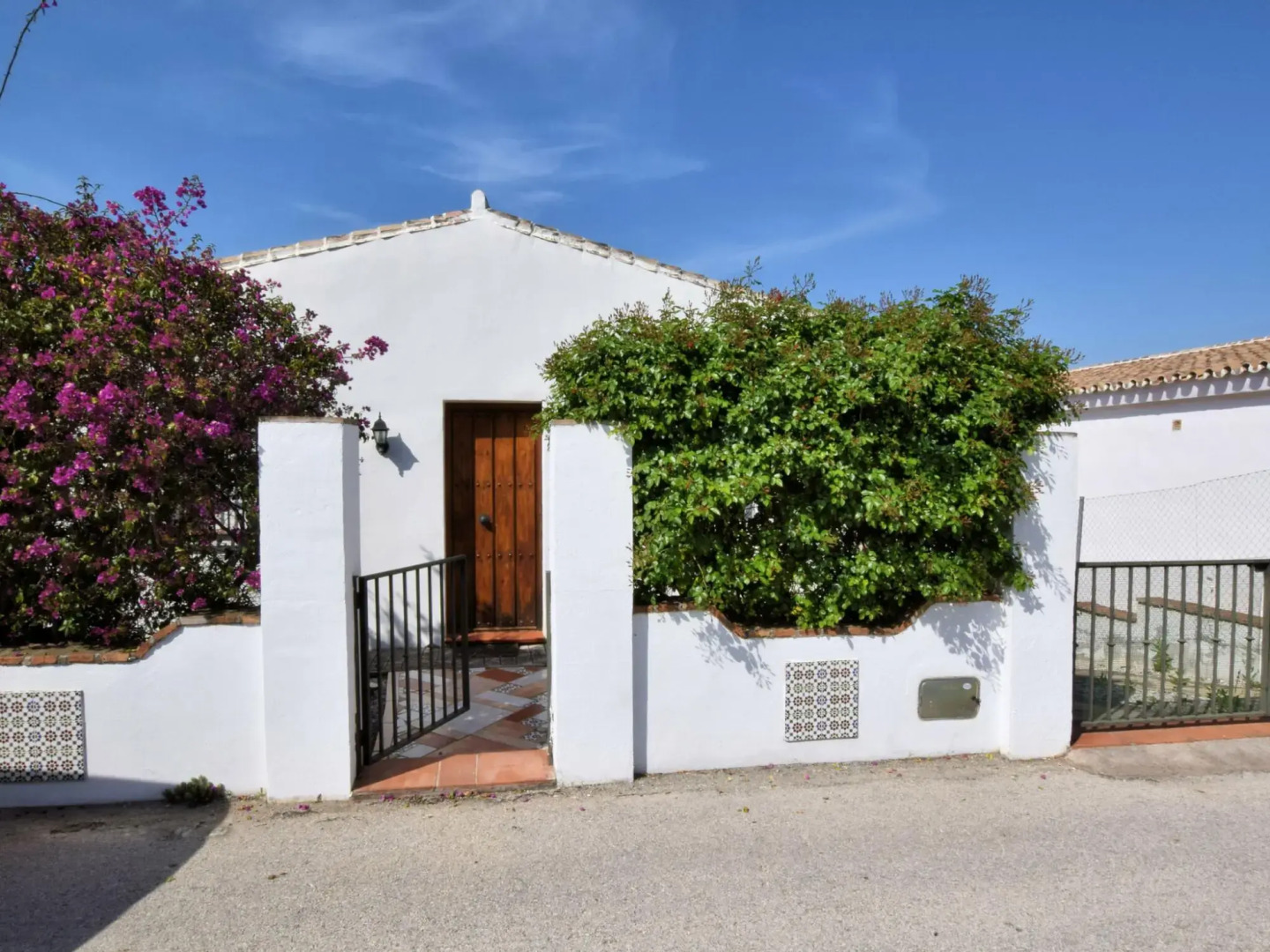 Inviting holiday home in Puente de Salia with roofed terrace