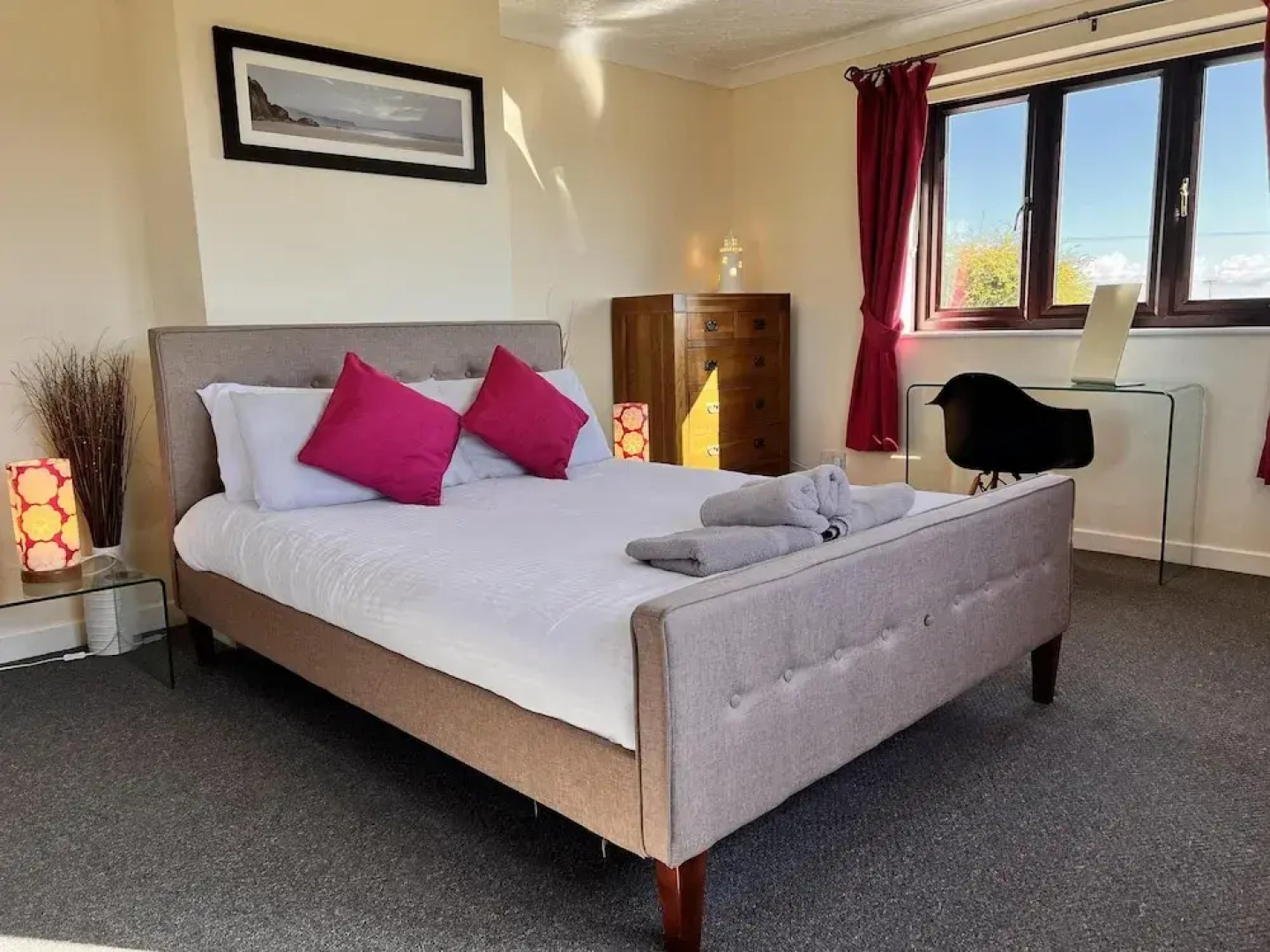 Detached Farmhouse 4 Bed/sleeps 9, Mountain Views!