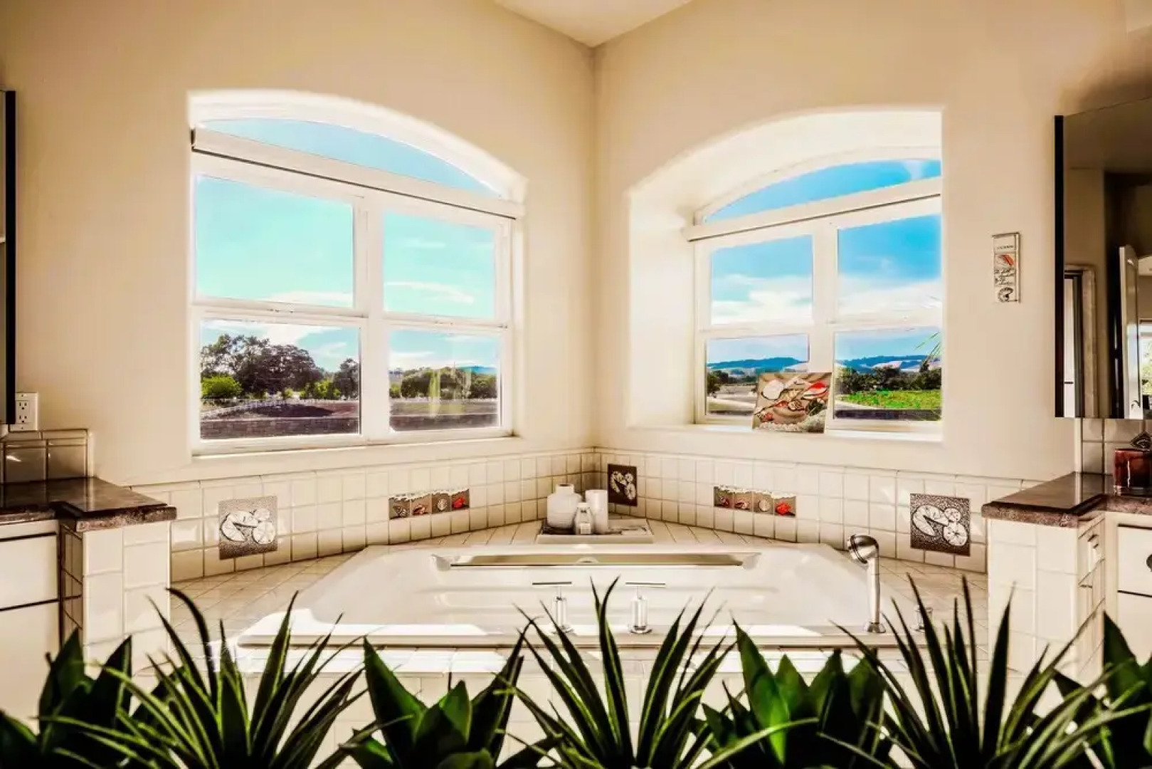 The Mermaid by AvantStay | Prvt Estate w/Swim-Up Bar, Volleyball Crt | Sleeps 14