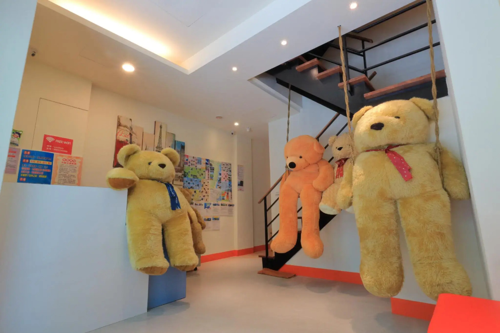 Amir Train Station and Elevator B&B