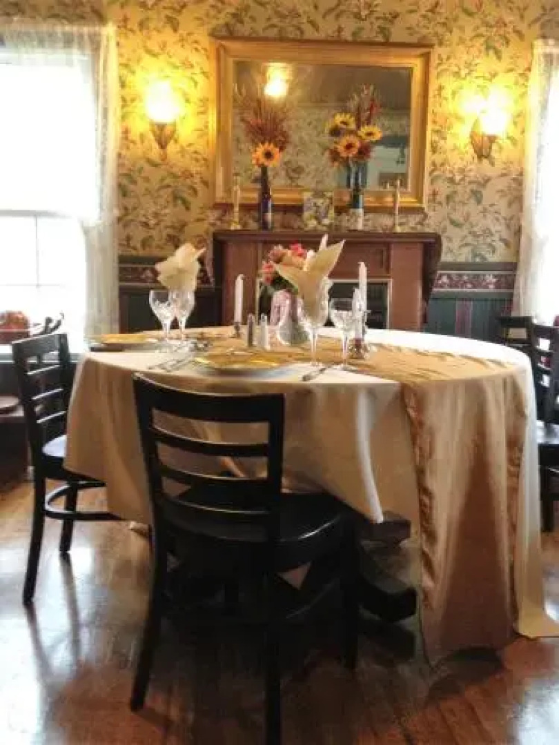 Glass Magnolia Bed And Breakfast