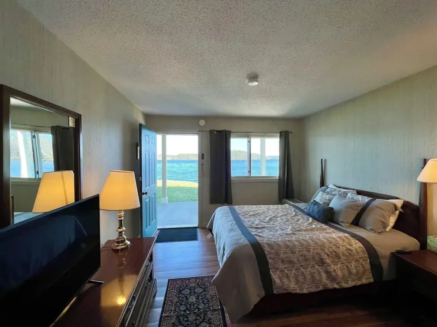 Island Pond Country Inn (Formerly the Lakefront Inn & Motel)