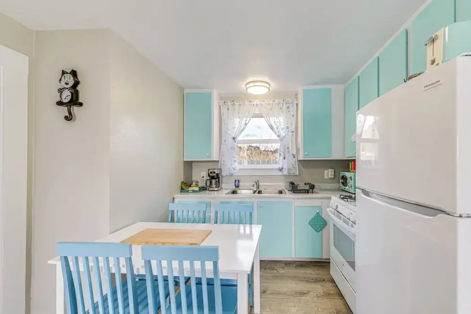 Cozy Norcal Cottage: 2 Mi to Redwoods & Beaches!