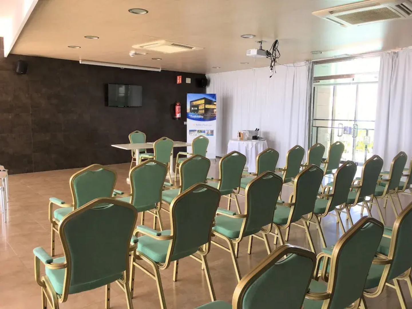 R2 Romantic Fantasia Dreams & Suites Hotel