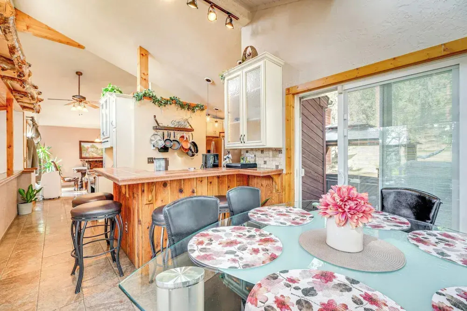 Cozy Home w/ Hot Tub - 11 Mi to Rainbow Falls