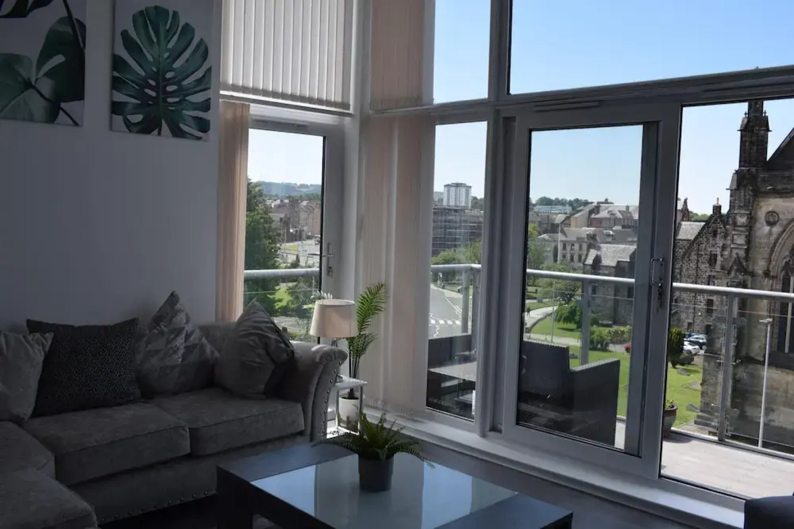 The Paisley Penthouse - Stunning View of the Abbey